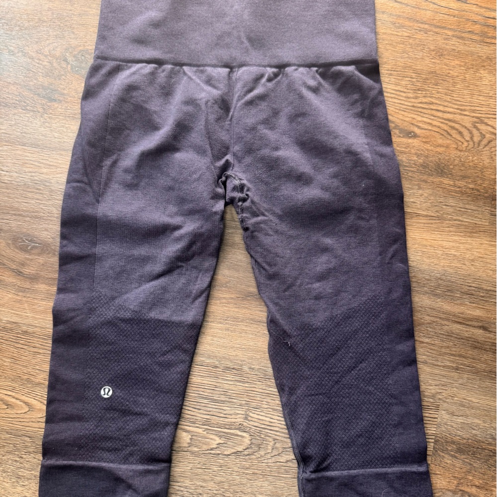 Woman’s 8 purple Lululemon cropped leggings